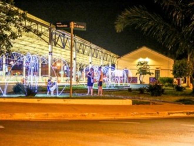 Iluminação da cidade trenzinho e chegada do Papai Noel Confira a